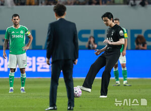 【フォト】パク・ソジュン、「親友」ソン・フンミンのトッテナム最後の試合でキックインセレモニー