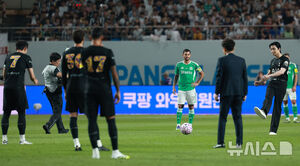 【フォト】パク・ソジュン、「親友」ソン・フンミンのトッテナム最後の試合でキックインセレモニー