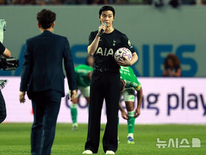 【フォト】パク・ソジュン、「親友」ソン・フンミンのトッテナム最後の試合でキックインセレモニー