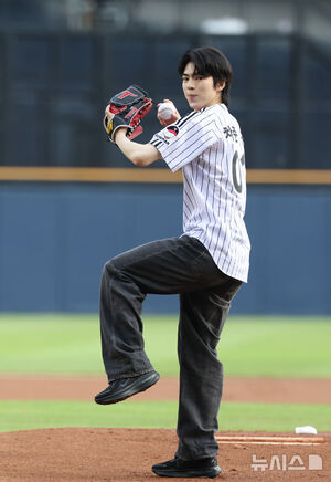 【フォト】フィギュアの車俊煥が始球式　／ソウル