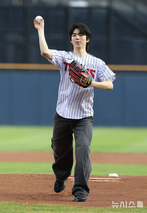 【フォト】フィギュアの車俊煥が始球式　／ソウル