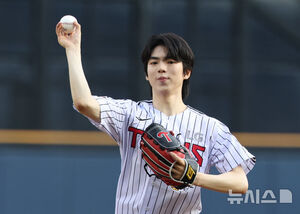 【フォト】フィギュアの車俊煥が始球式　／ソウル