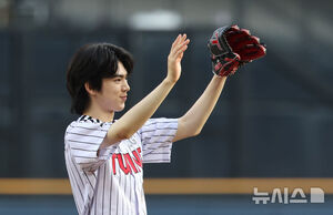 【フォト】フィギュアの車俊煥が始球式　／ソウル