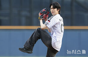 【フォト】フィギュアの車俊煥が始球式　／ソウル