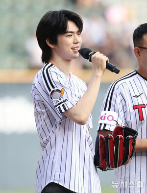 【フォト】フィギュアの車俊煥が始球式　／ソウル