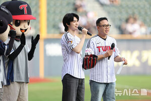 【フォト】フィギュアの車俊煥が始球式　／ソウル