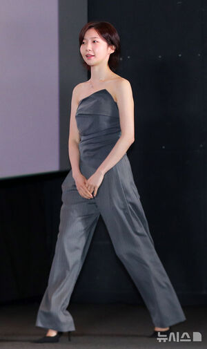 【フォト】チュ・ヒョニョン「優雅な美しさあふれるオフショルダー・セットアップ」