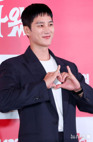 【フォト】アン・ボヒョン「モデル顔負けの長身・脚長スタイル」