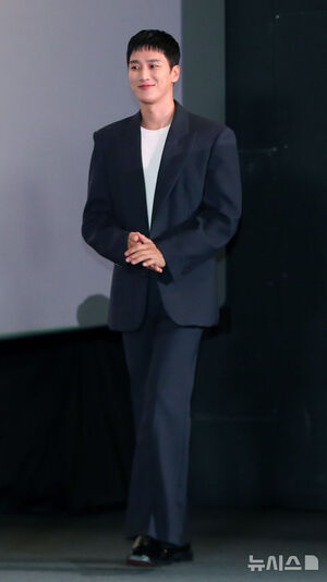 【フォト】アン・ボヒョン「モデル顔負けの長身・脚長スタイル」