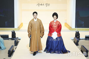【フォト】韓服姿を披露するチョン・イル＆少女時代ユリ