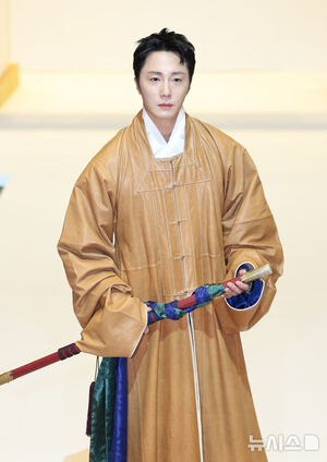 【フォト】韓服姿を披露するチョン・イル＆少女時代ユリ