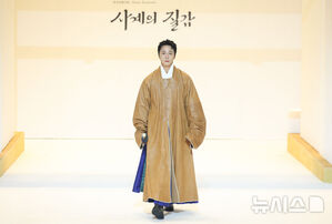 【フォト】韓服姿を披露するチョン・イル＆少女時代ユリ