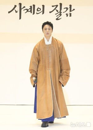 【フォト】韓服姿を披露するチョン・イル＆少女時代ユリ