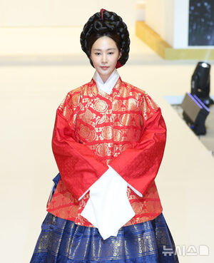 【フォト】韓服姿を披露するチョン・イル＆少女時代ユリ