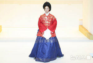 【フォト】韓服姿を披露するチョン・イル＆少女時代ユリ