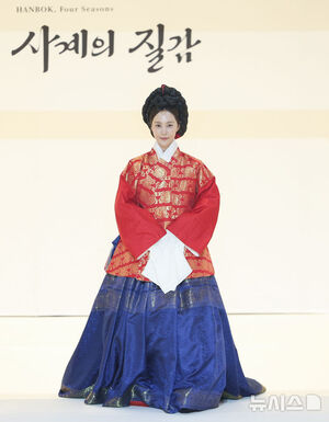 【フォト】韓服姿を披露するチョン・イル＆少女時代ユリ