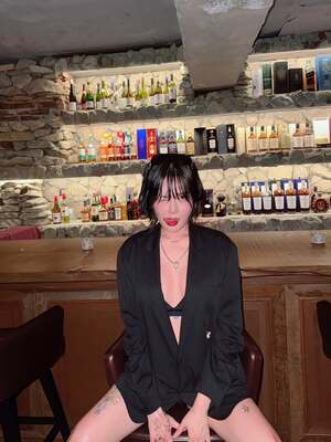 ヨン・ジュンヒョンと結婚したヒョナ、ジャケットの中は下着だけ…大胆衣装&タトゥーに視線集中