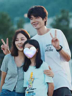 【フォト】ハン・ヘジン＆奇誠庸、娘と夏の海を満喫…ラブリーな家族