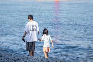 【フォト】ハン・ヘジン＆奇誠庸、娘と夏の海を満喫…ラブリーな家族