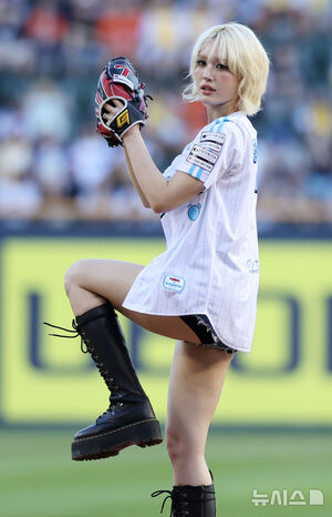 【フォト】チョン・ソミ「見事なフォームで始球式」　／ソウル