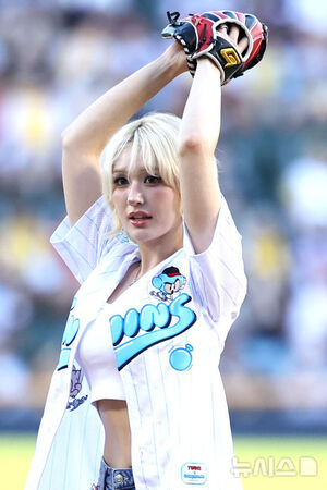 【フォト】チョン・ソミ「見事なフォームで始球式」　／ソウル