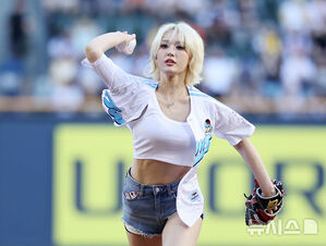 【フォト】チョン・ソミ「見事なフォームで始球式」　／ソウル