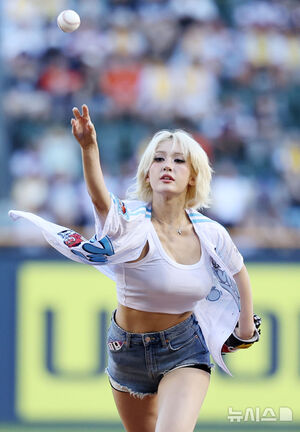 【フォト】チョン・ソミ「見事なフォームで始球式」　／ソウル