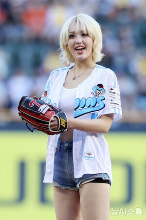 【フォト】チョン・ソミ「見事なフォームで始球式」　／ソウル