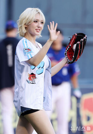 【フォト】チョン・ソミ「見事なフォームで始球式」　／ソウル