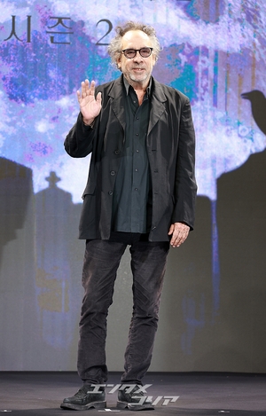 【フォト】ティム・バートン監督「『ウェンズデー』シーズン2でごあいさついたします」