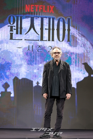 【フォト】ティム・バートン監督「『ウェンズデー』シーズン2でごあいさついたします」