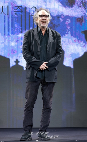 【フォト】ティム・バートン監督「『ウェンズデー』シーズン2でごあいさついたします」