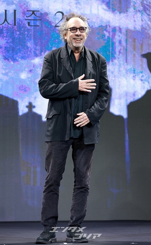 【フォト】ティム・バートン監督「『ウェンズデー』シーズン2でごあいさついたします」