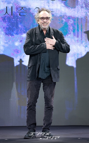【フォト】ティム・バートン監督「『ウェンズデー』シーズン2でごあいさついたします」