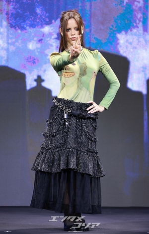 【フォト】『ウェンズデー』シーズン2のジェナ・オルテガ、独特のファッションをした美女