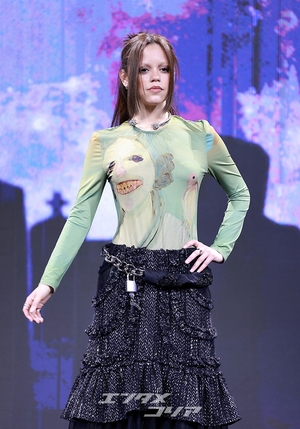 【フォト】『ウェンズデー』シーズン2のジェナ・オルテガ、独特のファッションをした美女