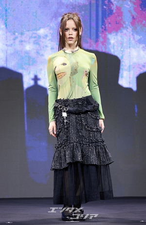 【フォト】『ウェンズデー』シーズン2のジェナ・オルテガ、独特のファッションをした美女