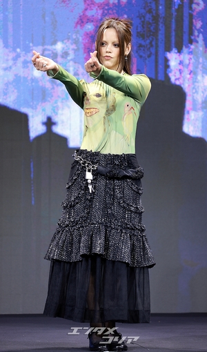 【フォト】『ウェンズデー』シーズン2のジェナ・オルテガ、独特のファッションをした美女