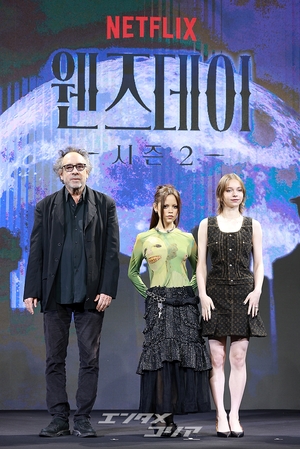 【フォト】ティム・バートン＆ジェナ・オルテガ＆エマ・マイヤーズ訪韓、「『ウェンズデー』シーズン2で会いましょう」