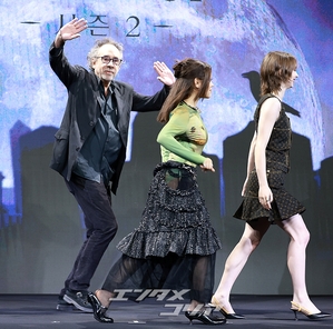 【フォト】ティム・バートン＆ジェナ・オルテガ＆エマ・マイヤーズ訪韓、「『ウェンズデー』シーズン2で会いましょう」