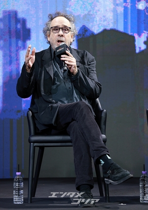 【フォト】ティム・バートン＆ジェナ・オルテガ＆エマ・マイヤーズ訪韓、「『ウェンズデー』シーズン2で会いましょう」