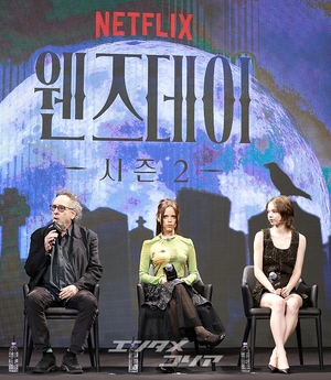 【フォト】ティム・バートン＆ジェナ・オルテガ＆エマ・マイヤーズ訪韓、「『ウェンズデー』シーズン2で会いましょう」