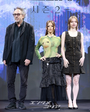 【フォト】ティム・バートン＆ジェナ・オルテガ＆エマ・マイヤーズ訪韓、「『ウェンズデー』シーズン2で会いましょう」