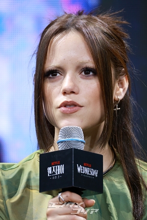 【フォト】ティム・バートン＆ジェナ・オルテガ＆エマ・マイヤーズ訪韓、「『ウェンズデー』シーズン2で会いましょう」