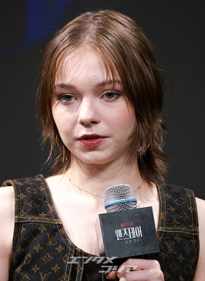 【フォト】ティム・バートン＆ジェナ・オルテガ＆エマ・マイヤーズ訪韓、「『ウェンズデー』シーズン2で会いましょう」