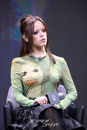 【フォト】ティム・バートン＆ジェナ・オルテガ＆エマ・マイヤーズ訪韓、「『ウェンズデー』シーズン2で会いましょう」