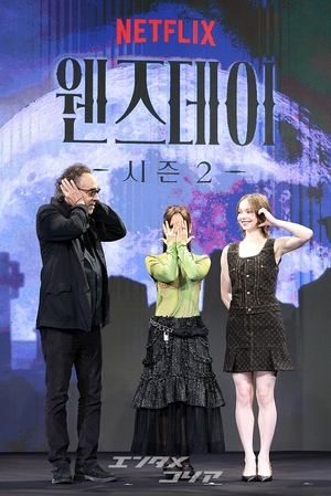 【フォト】ティム・バートン＆ジェナ・オルテガ＆エマ・マイヤーズ訪韓、「『ウェンズデー』シーズン2で会いましょう」