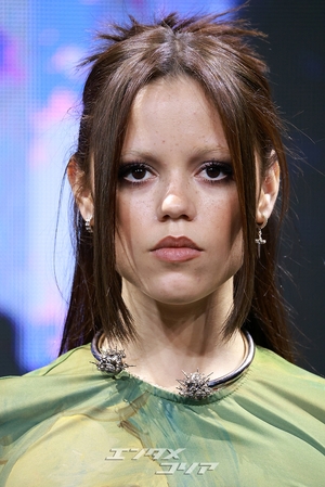 【フォト】ティム・バートン＆ジェナ・オルテガ＆エマ・マイヤーズ訪韓、「『ウェンズデー』シーズン2で会いましょう」