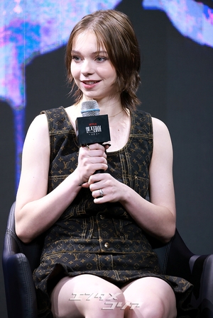 【フォト】ティム・バートン＆ジェナ・オルテガ＆エマ・マイヤーズ訪韓、「『ウェンズデー』シーズン2で会いましょう」