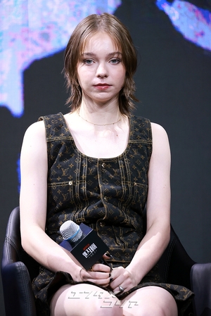 【フォト】ティム・バートン＆ジェナ・オルテガ＆エマ・マイヤーズ訪韓、「『ウェンズデー』シーズン2で会いましょう」